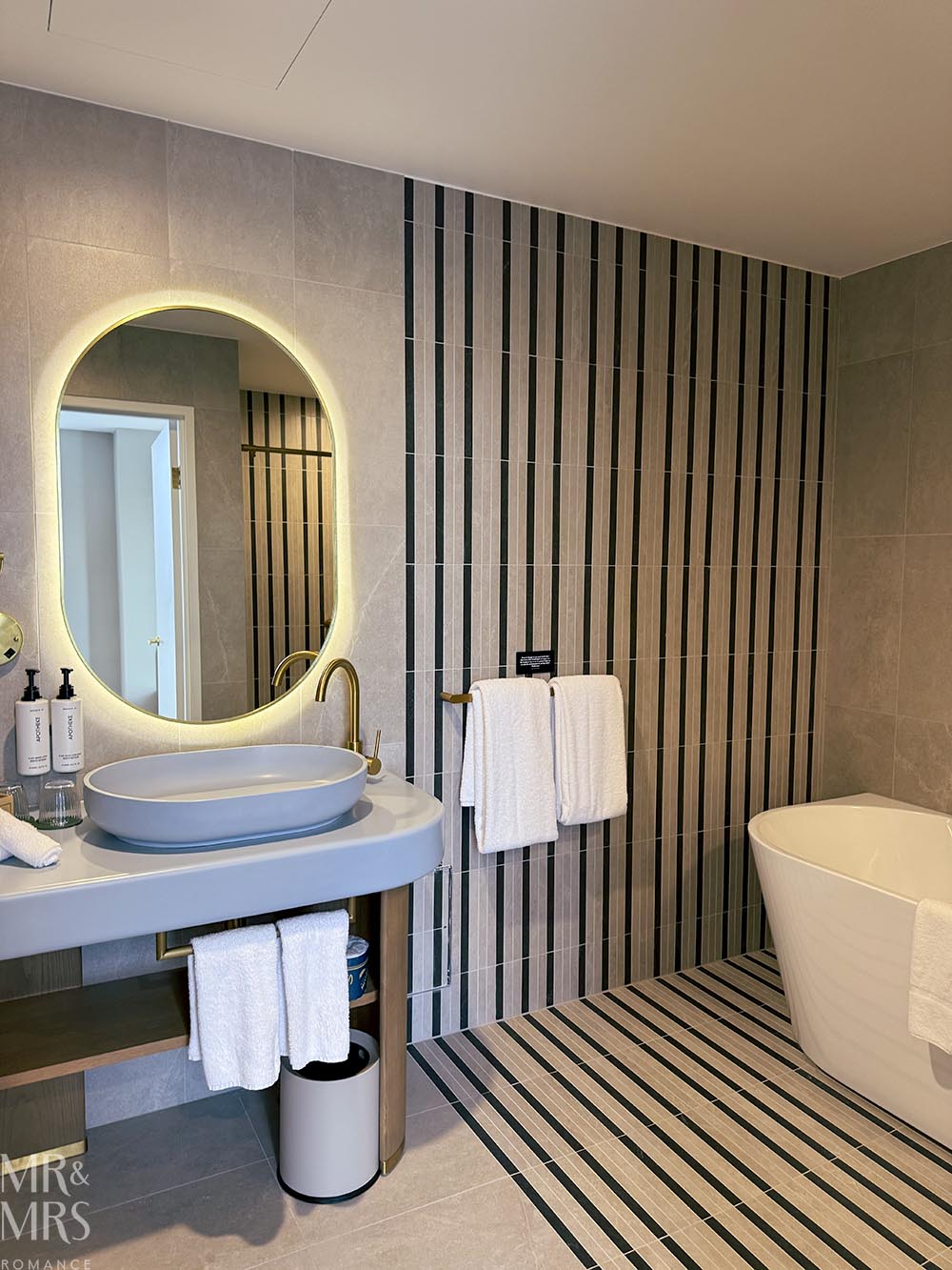 Voco Gosford, Central Coast hotels - bathroom vanity and bath of king suite