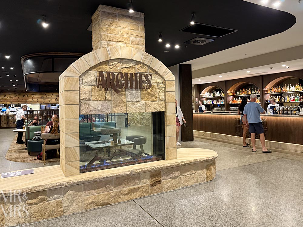 Voco Gosford, Central Coast hotels - Archie's fireplace and bar