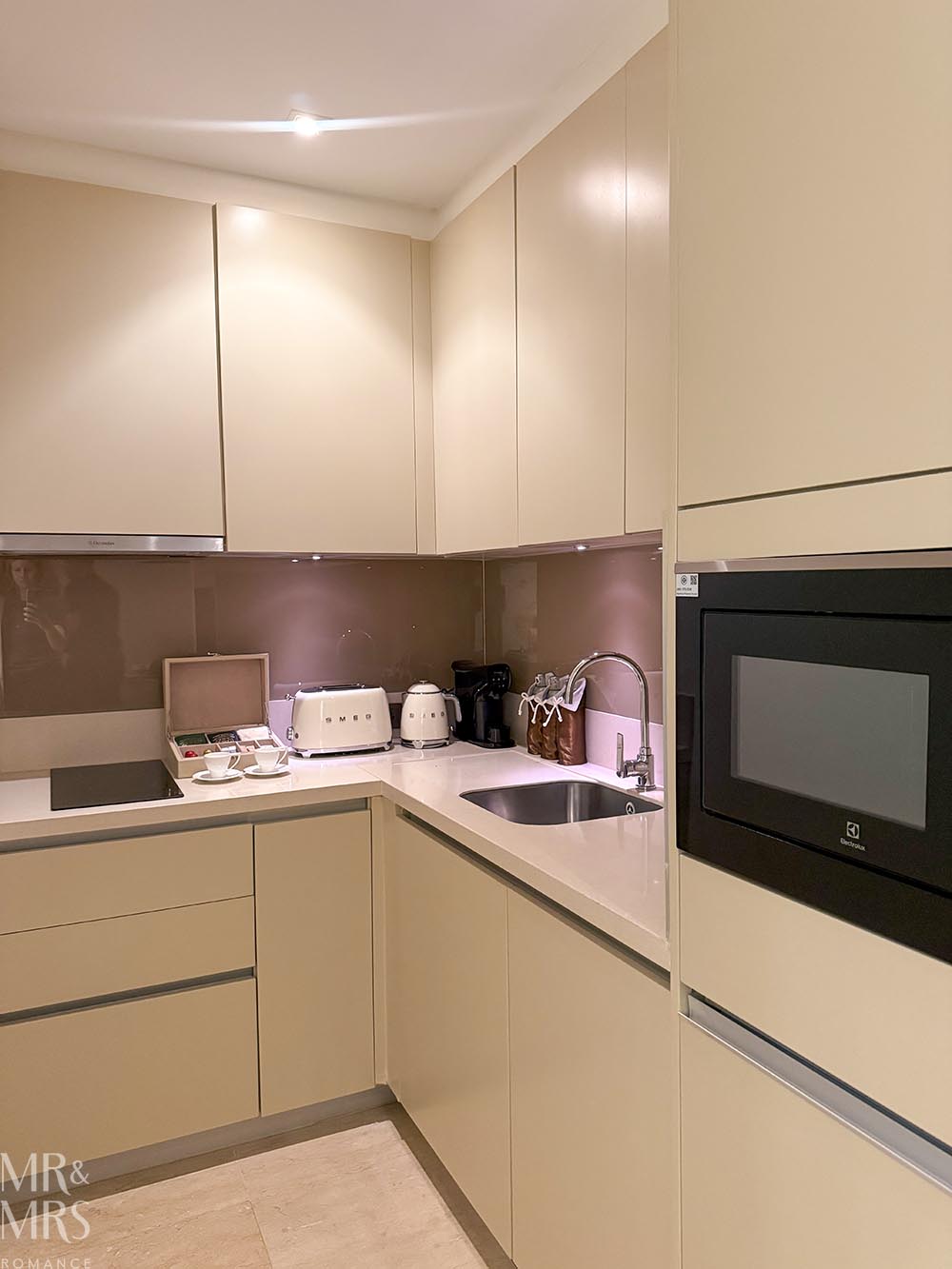 Oriental Residence Bangkok Hotel - kitchen layout of junior suite