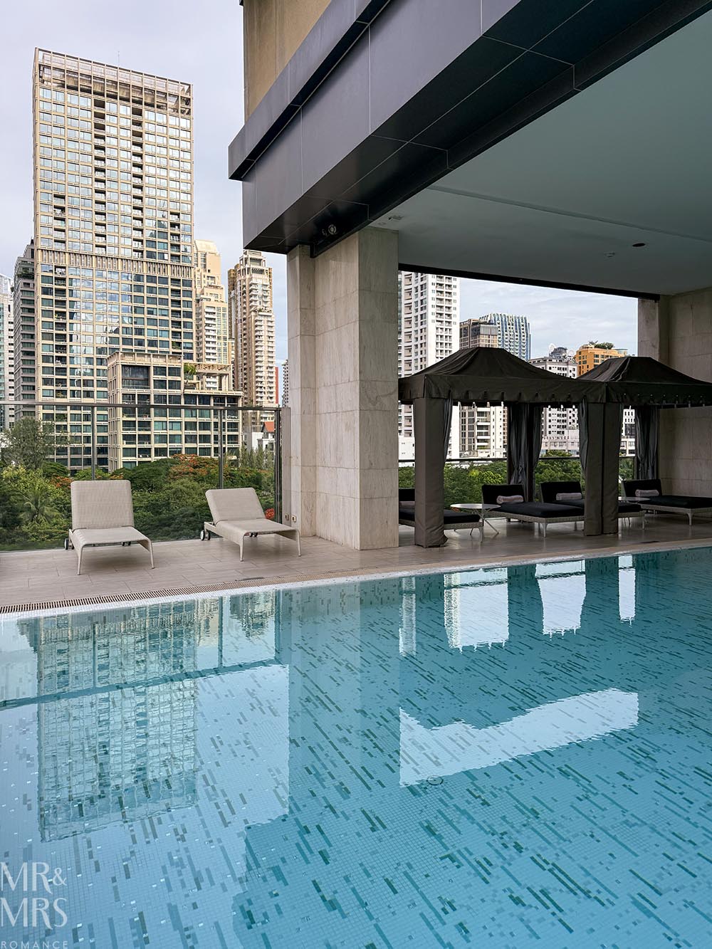 Oriental Residence Bangkok Hotel - Rooftop pool